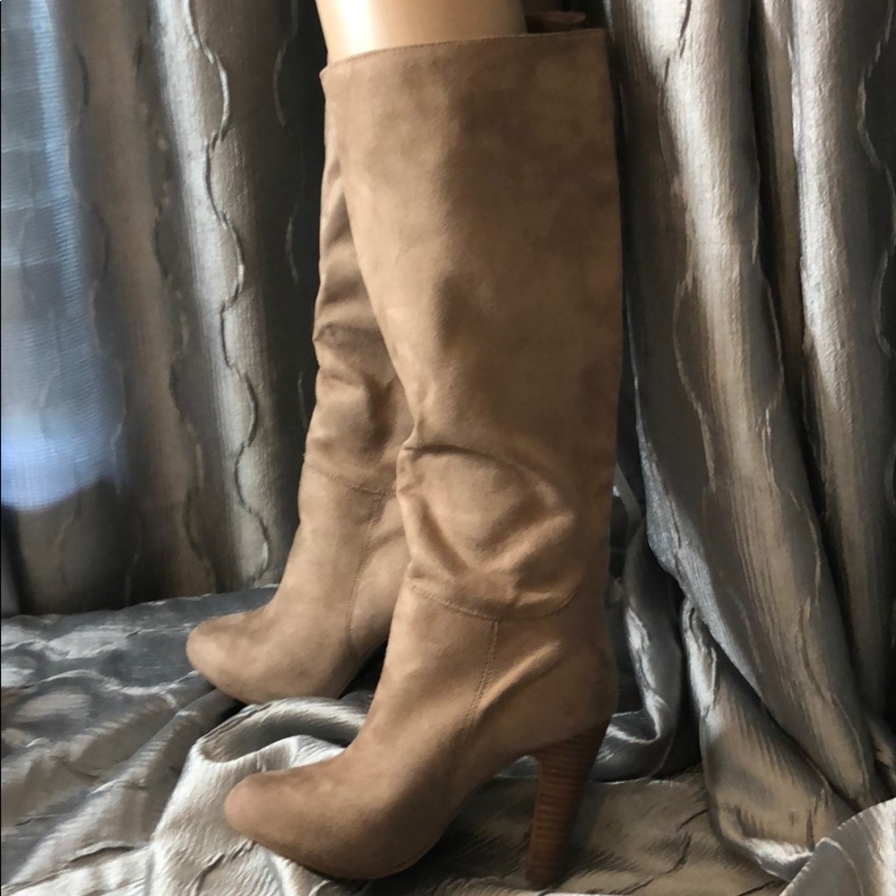 Brown suede heel boot